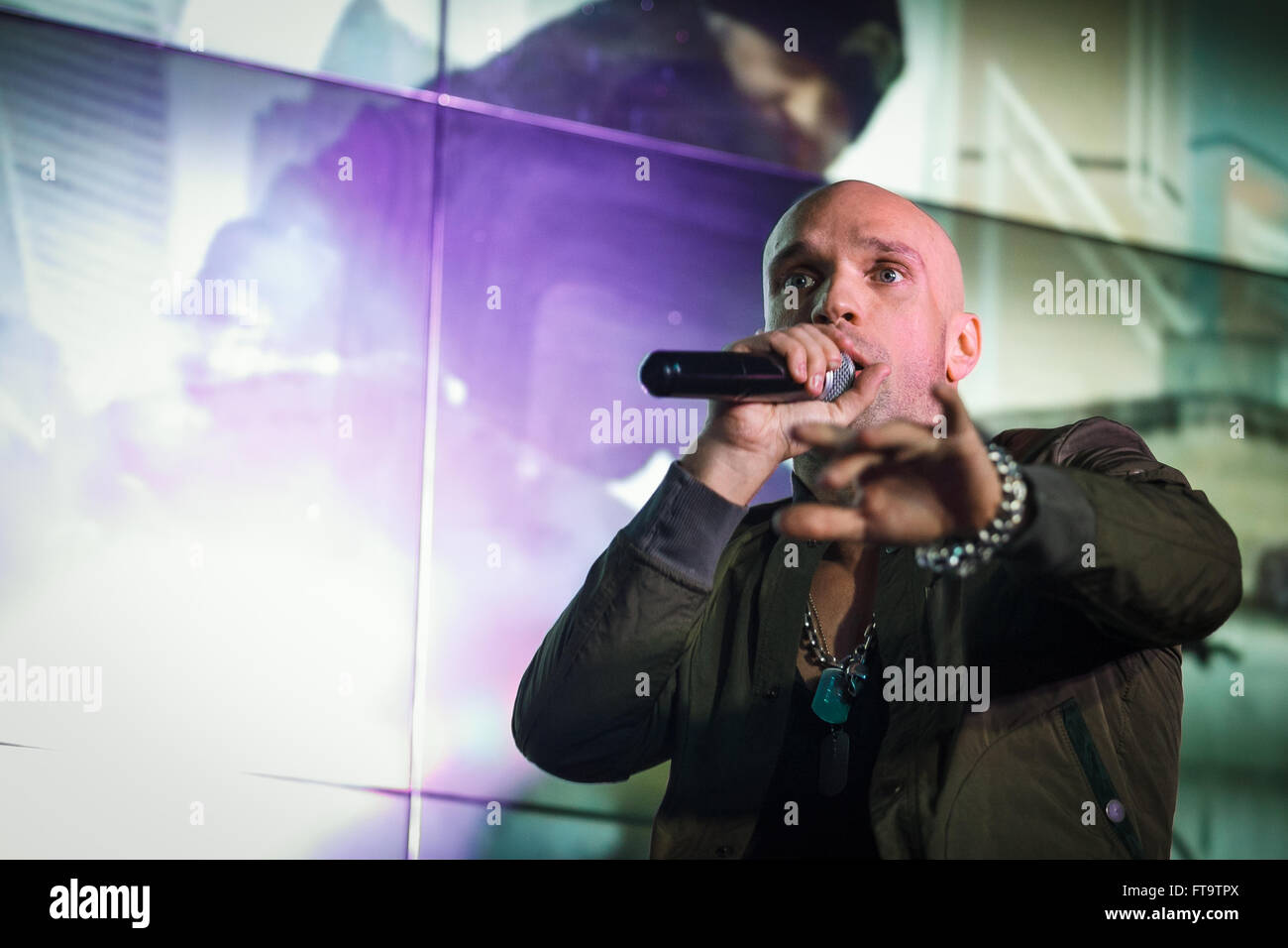 Mosca, Russia - 23 March, 2016 : Presentazione del video musicale su un brano Ukrou (traduzione dal russo: copertina) dalla famosa hip hop cantante Andrey Menšikov noto come Ligalize MC. Evento ha avuto luogo presso il Royal Arbat Bar Foto Stock
