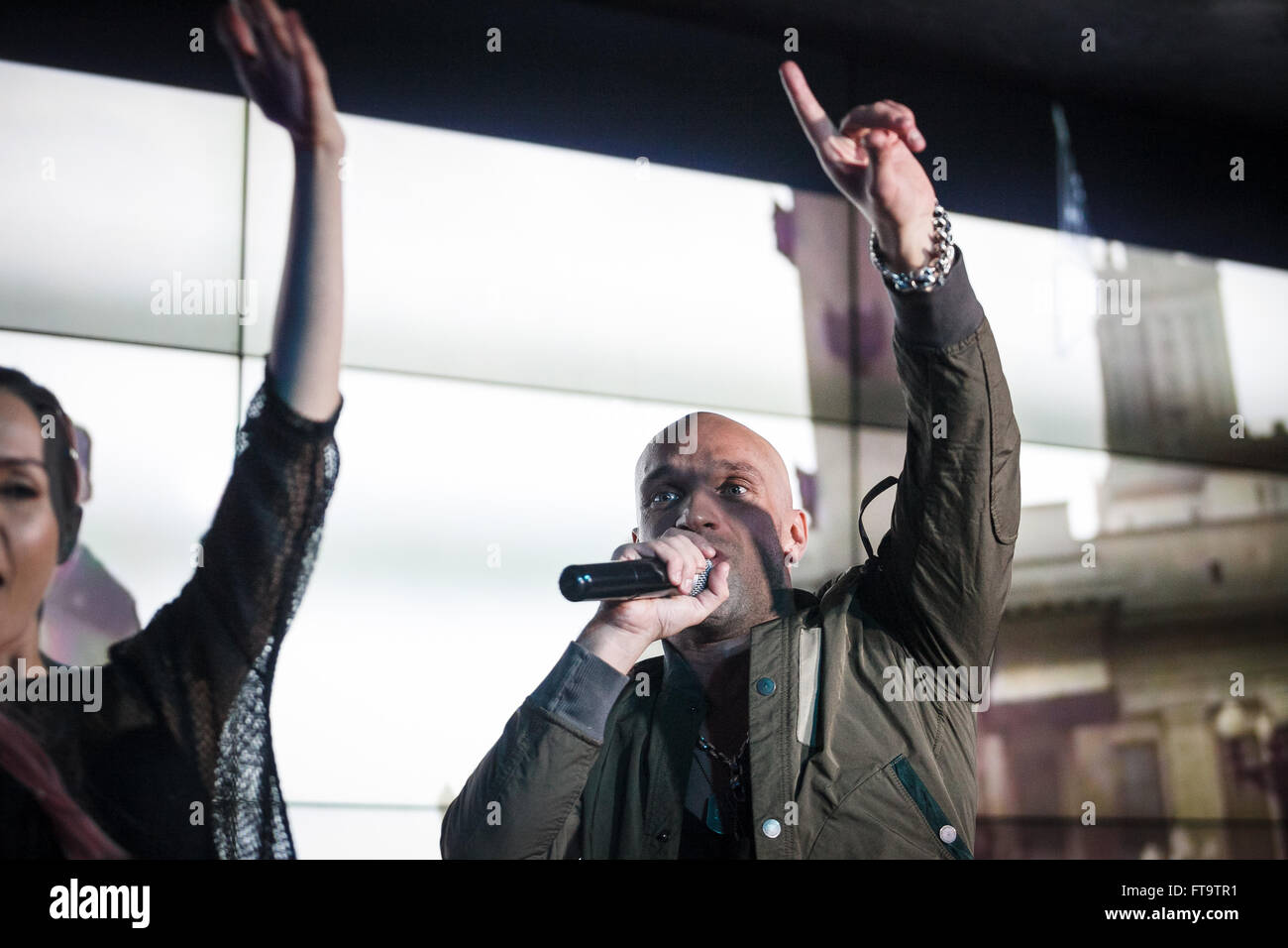 Mosca, Russia - 23 March, 2016 : Presentazione del video musicale su un brano Ukrou (traduzione dal russo: copertina) dalla famosa hip hop cantante Andrey Menšikov noto come Ligalize MC. Evento ha avuto luogo presso il Royal Arbat Bar Foto Stock