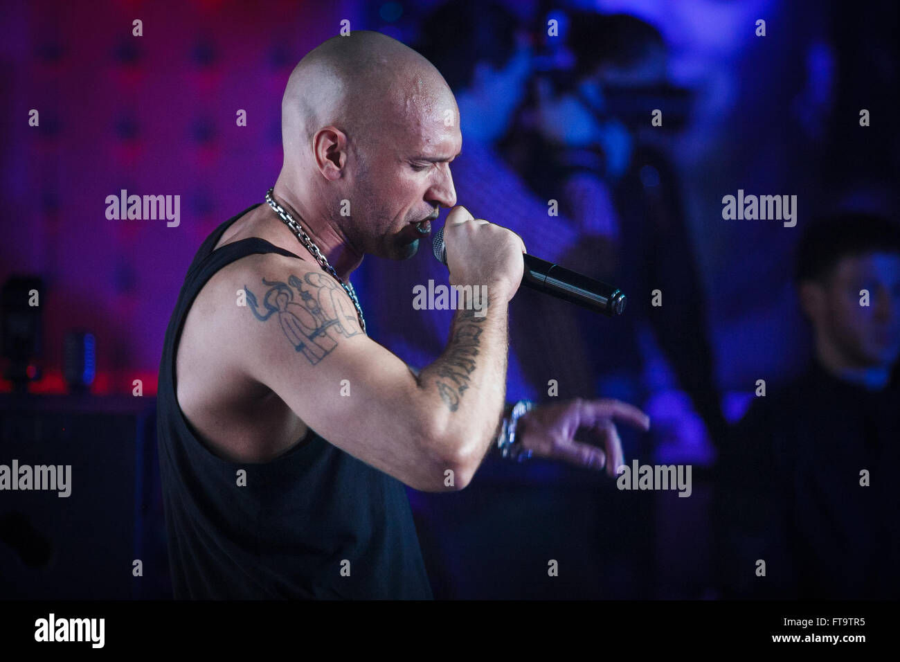 Mosca, Russia - 23 March, 2016 : Presentazione del video musicale su un brano Ukrou (traduzione dal russo: copertina) dalla famosa hip hop cantante Andrey Menšikov noto come Ligalize MC. Evento ha avuto luogo presso il Royal Arbat Bar Foto Stock