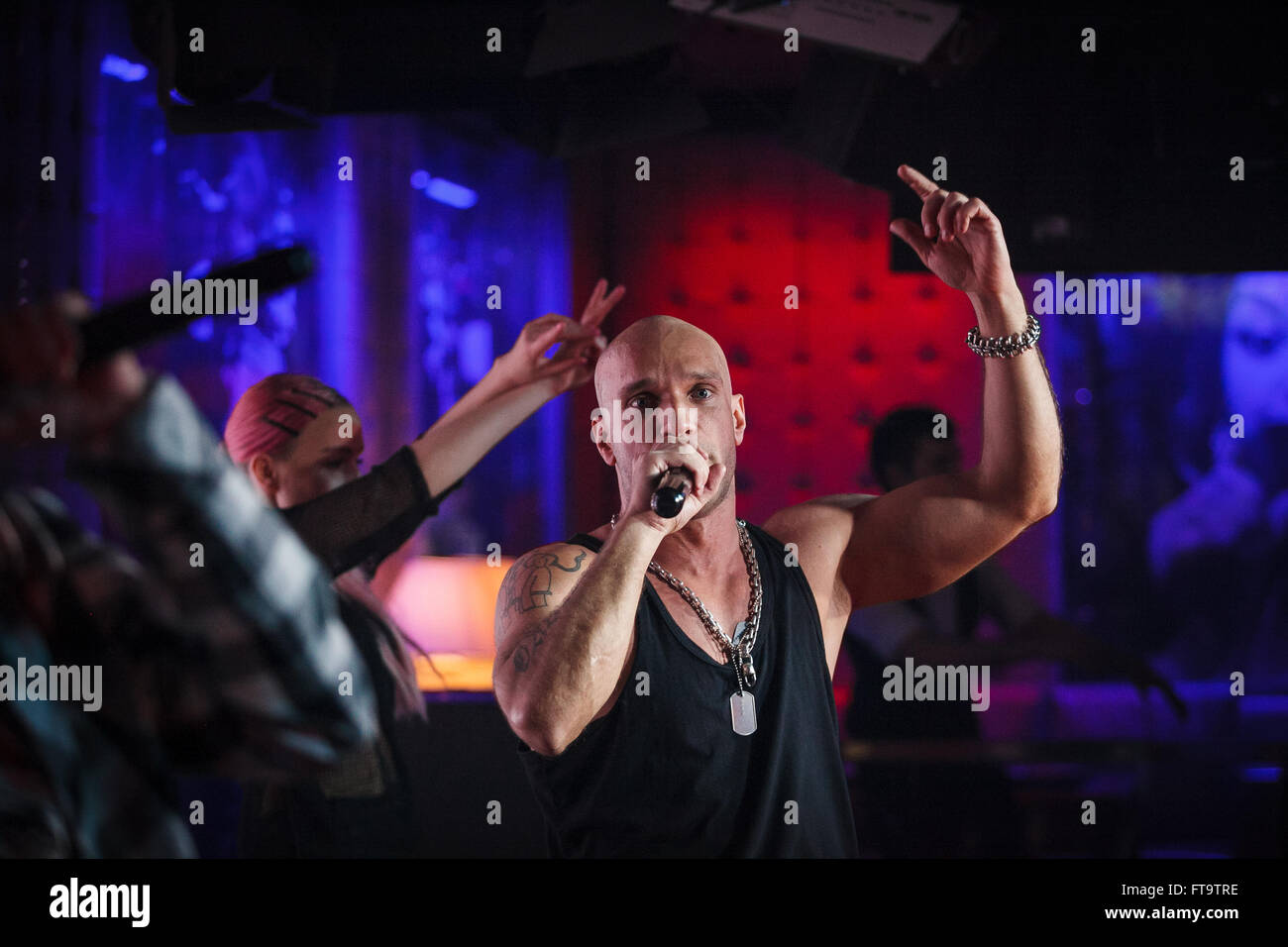 Mosca, Russia - 23 March, 2016 : Presentazione del video musicale su un brano Ukrou (traduzione dal russo: copertina) dalla famosa hip hop cantante Andrey Menšikov noto come Ligalize MC. Evento ha avuto luogo presso il Royal Arbat Bar Foto Stock