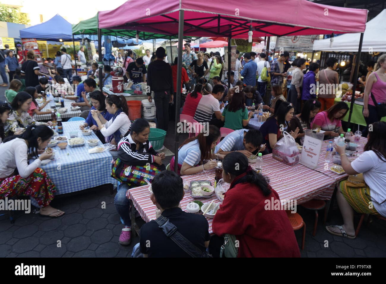 Affollato stand gastronomici a Chiang Mai, domenica notte di mercato, Thailandia Foto Stock