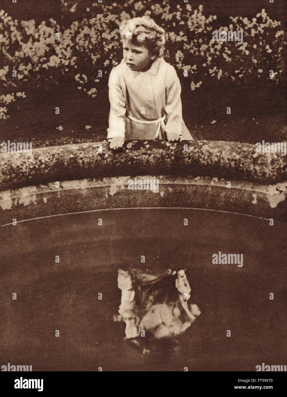 La futura regina Elisabetta II di età compresa tra 2 1/2 riflesso in uno stagno nel 1929 Foto Stock