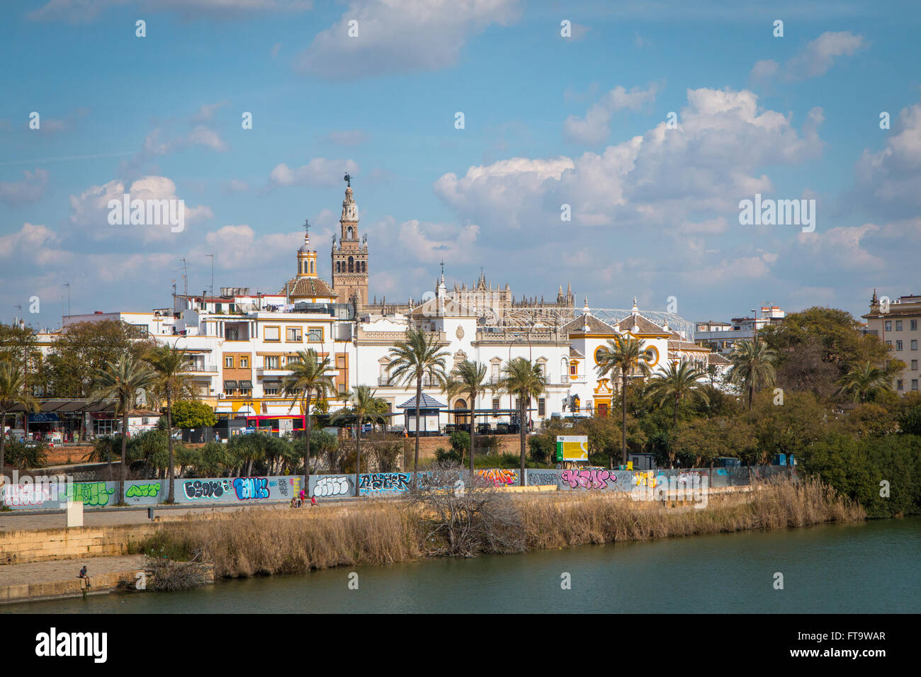 La Giralda e Plaza de toros da lontano Foto Stock