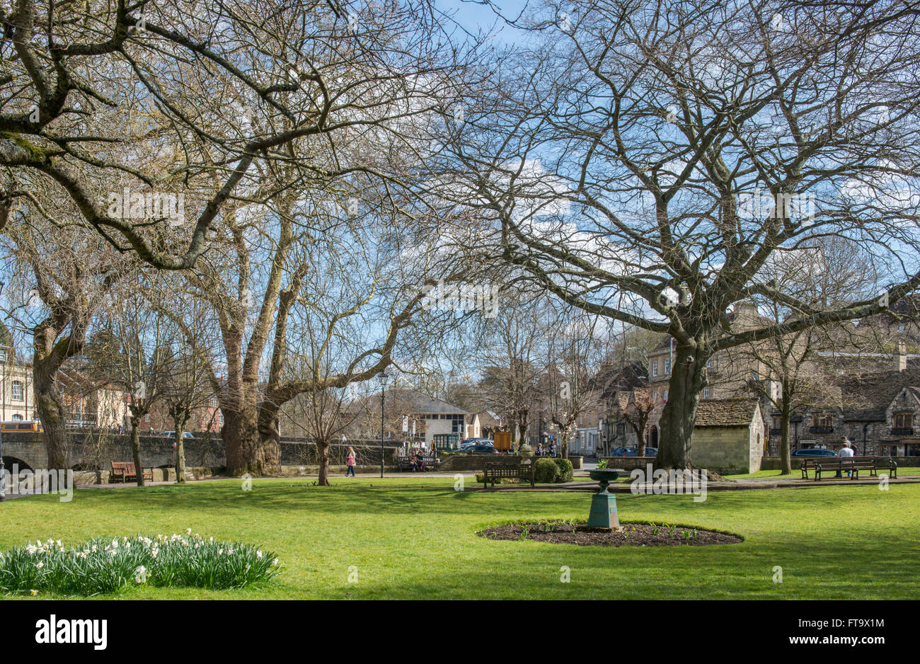 Il parco cittadino a Bradford on Avon nel Wiltshire su una soleggiata giornata di primavera in Marzo Foto Stock