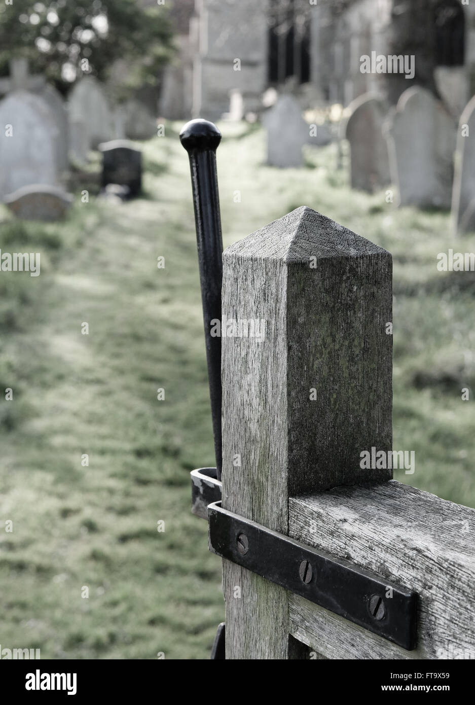 Tombe e tombe viste in un famoso cimitero inglese. Foto Stock