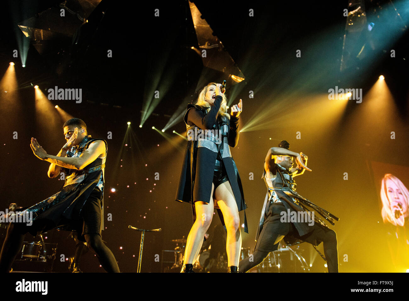 Ellie Goulding esegue sul palco a VEDERE Idro in Glasgow il 18 marzo 2016 Foto Stock