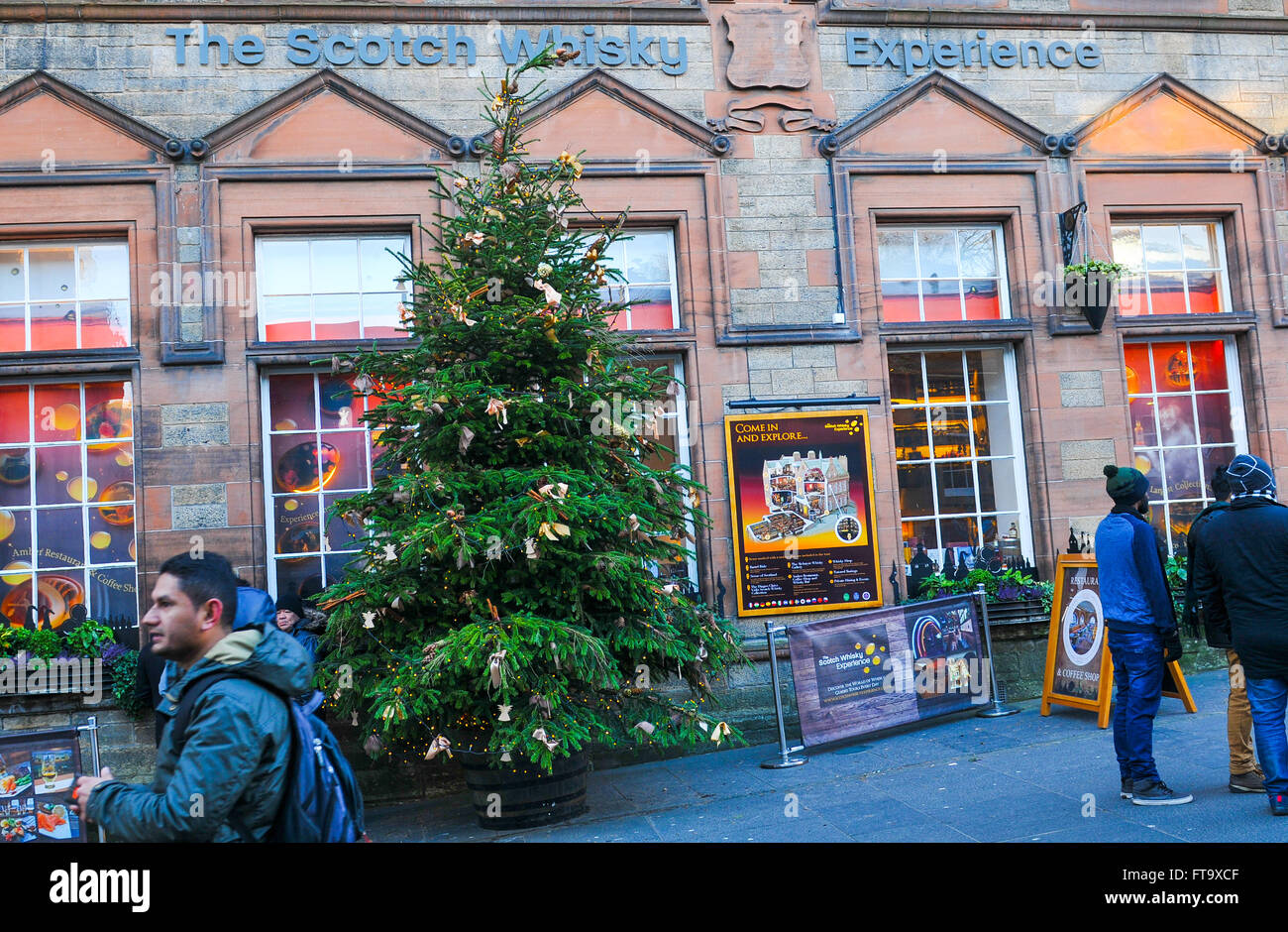 Edimburgo, Scozia - Dicembre 23, 2015: turisti visitano lo Scotch Whisky Experience, importante punto di riferimento turistico in Edinburgh, Scot Foto Stock