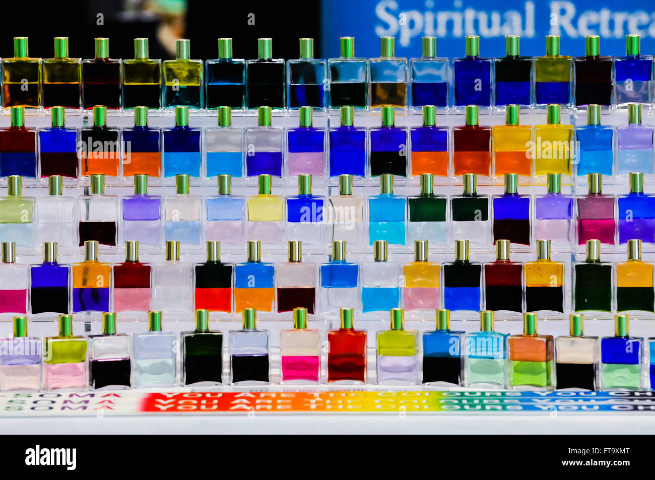Lisburn, Irlanda del Nord. 25 mar 2016 - Aura-Soma bottiglie e prodotti sul visualizzatore in corrispondenza di un approccio olistico e fiera spirituale. Foto Stock