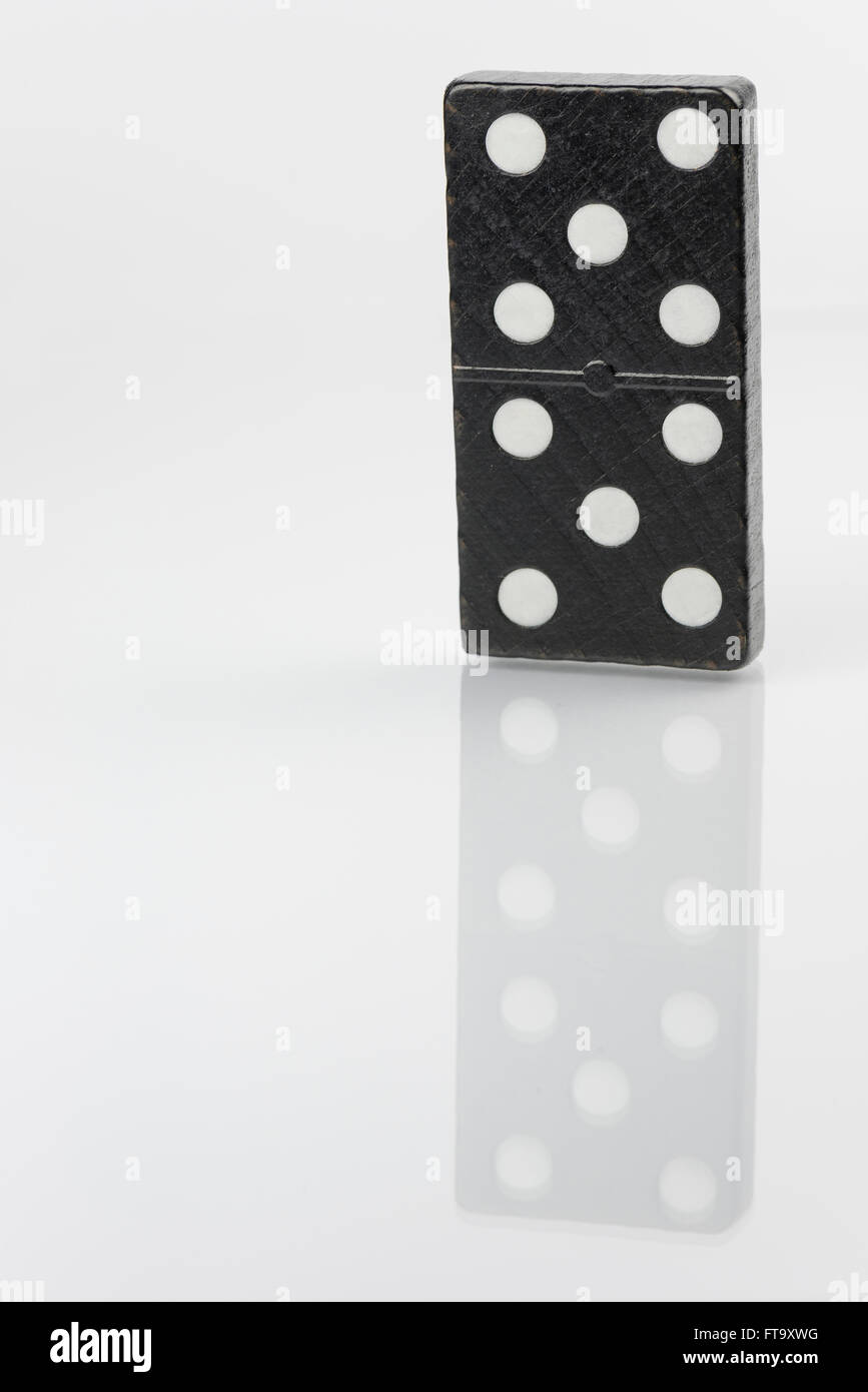 Nero permanente domino mattone con puntini bianchi Foto Stock