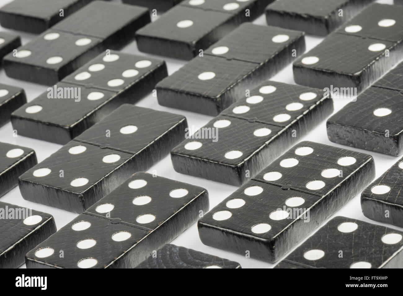 Composizione di mentire domino nero di mattoni con puntini bianchi Foto Stock