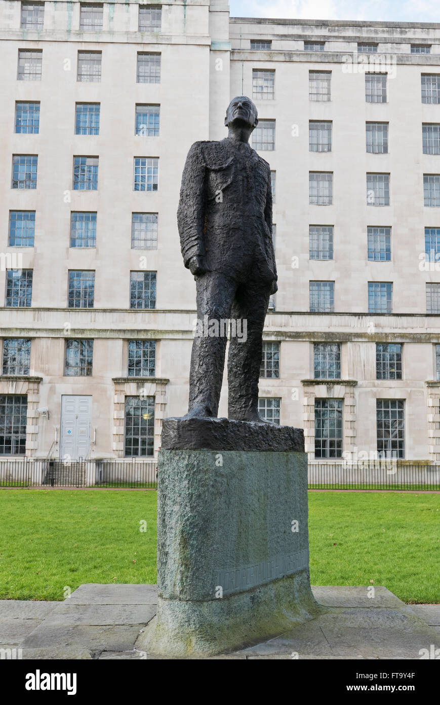 Statua (Oscar Nemon, 1975) di Charles Portal, primo Visconte portale di Hungerford (1893-1971): Victoria Embankment Gardens, Regno Unito. Foto Stock