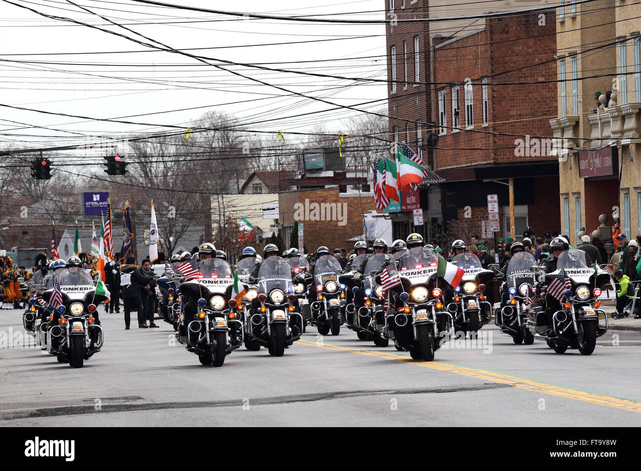 Polizia moto brigata conduce il giorno di San Patrizio parade Yonkers New York Foto Stock