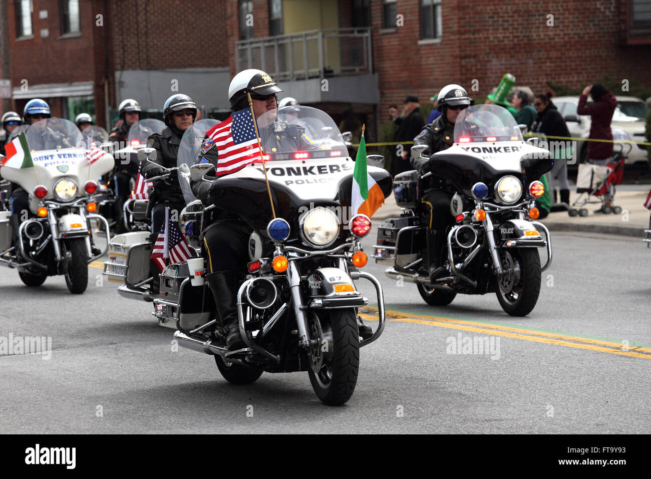 Polizia moto brigata conduce il giorno di San Patrizio parade Yonkers New York Foto Stock