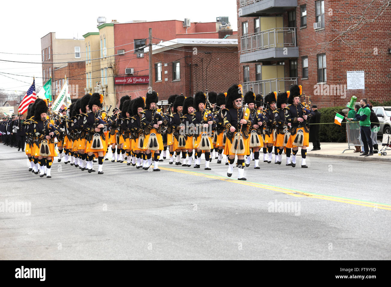 Pifferi e Tamburi di marching band nella festa di San Patrizio parade Yonkers New York Foto Stock