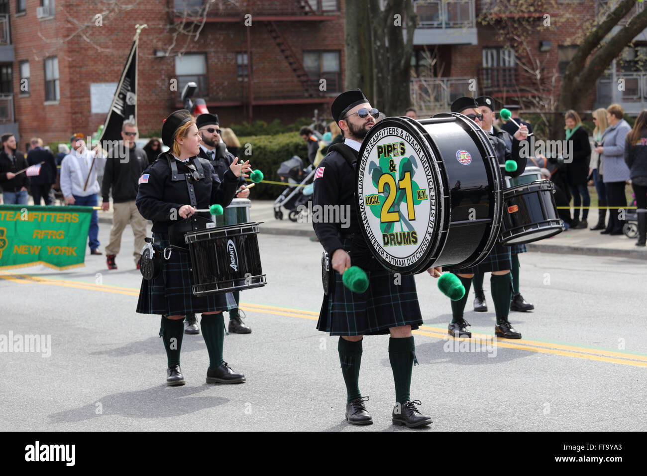 Pifferi e Tamburi di marching band nella festa di San Patrizio parade Yonkers New York Foto Stock