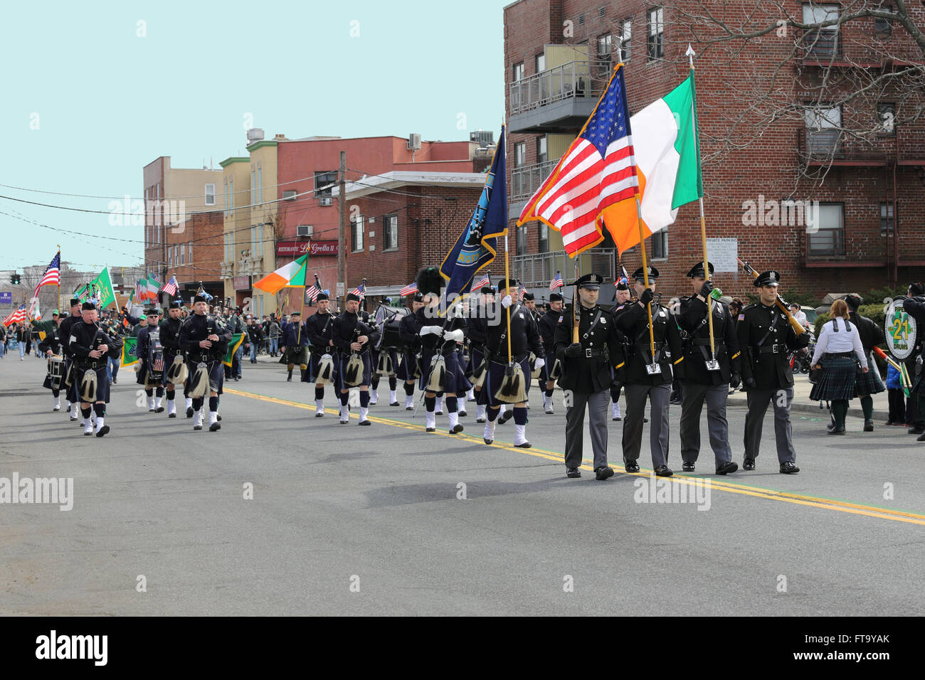Pifferi e Tamburi di marching band nella festa di San Patrizio parade Yonkers New York Foto Stock