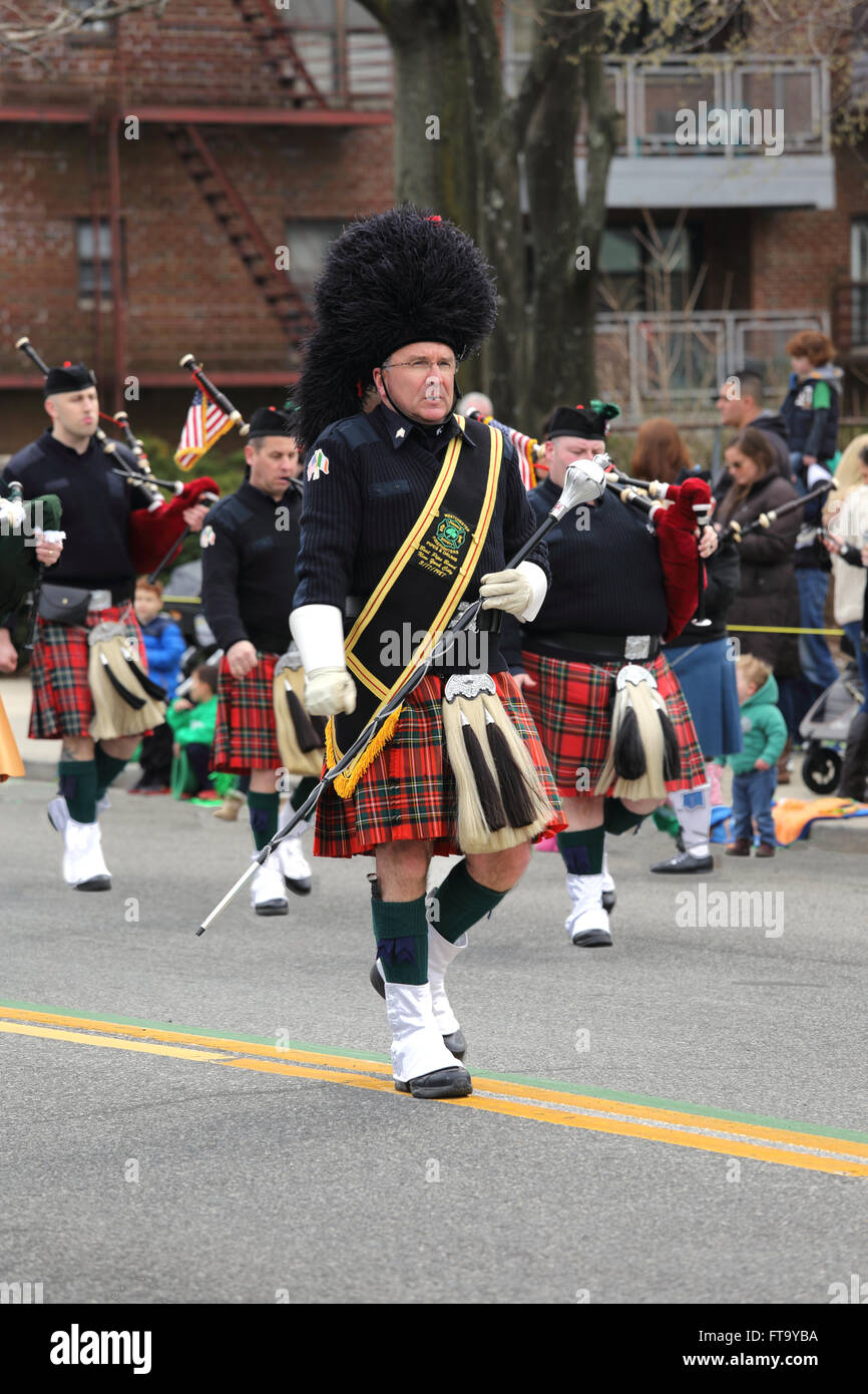 Pifferi e Tamburi di marching band nella festa di San Patrizio parade Yonkers New York Foto Stock