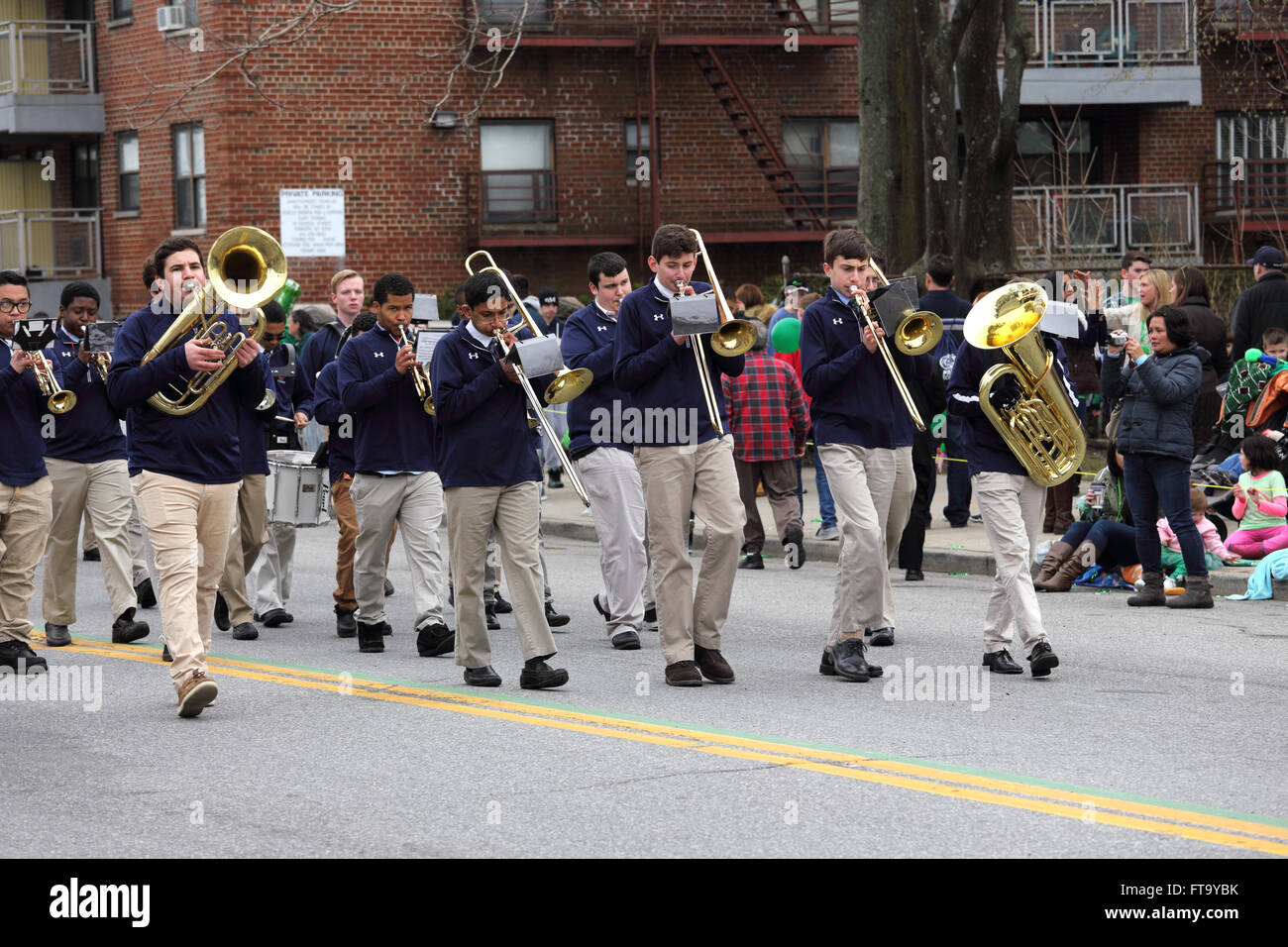 High school marching band nella festa di San Patrizio parade Yonkers New York Foto Stock