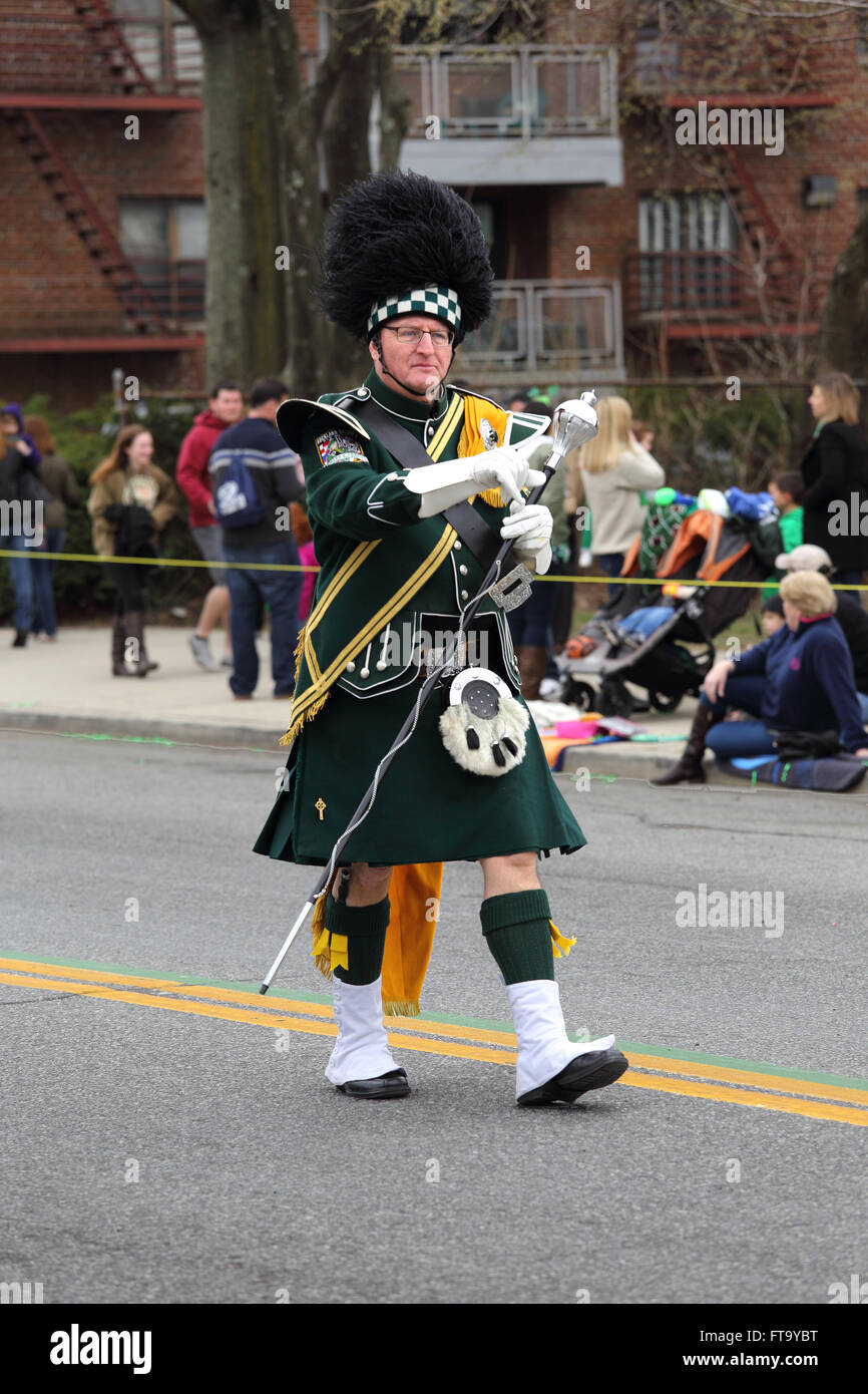 Pifferi e Tamburi di marching band nella festa di San Patrizio parade Yonkers New York Foto Stock