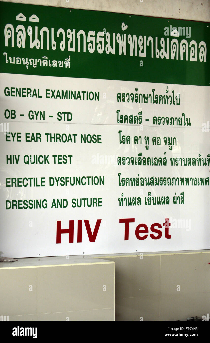 Elenco dei test per l'HIV, STD, disfunzione erettile etc a un medico di un centro di testing in Pattaya Thailandia Foto Stock