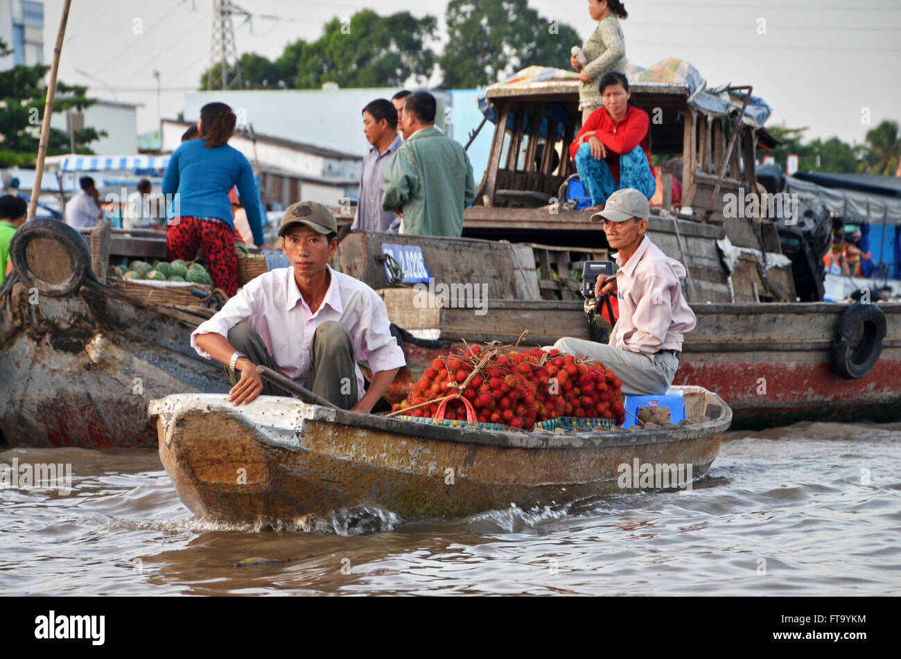 Venditori di rambutan in Cai Rang mercato galleggiante, Can Tho, Vietnam Foto Stock