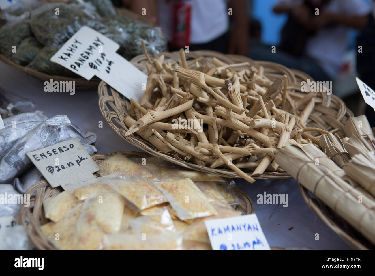 Erbe tradizionali,piante & pozioni in vendita sull'Isola di Siquijor,Filippine In occasione dell'annuale Festival di guarigione Foto Stock