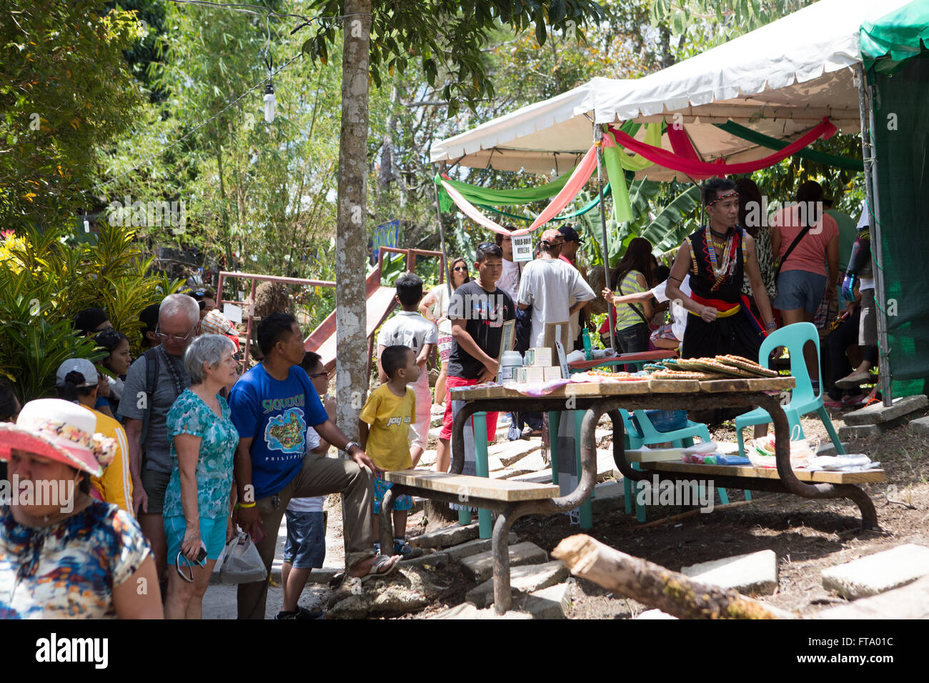 Le pratiche tradizionali essendo utilizzato dai guaritori sull isola di Siquijor,Filippine In occasione dell'annuale Festival di guarigione Foto Stock