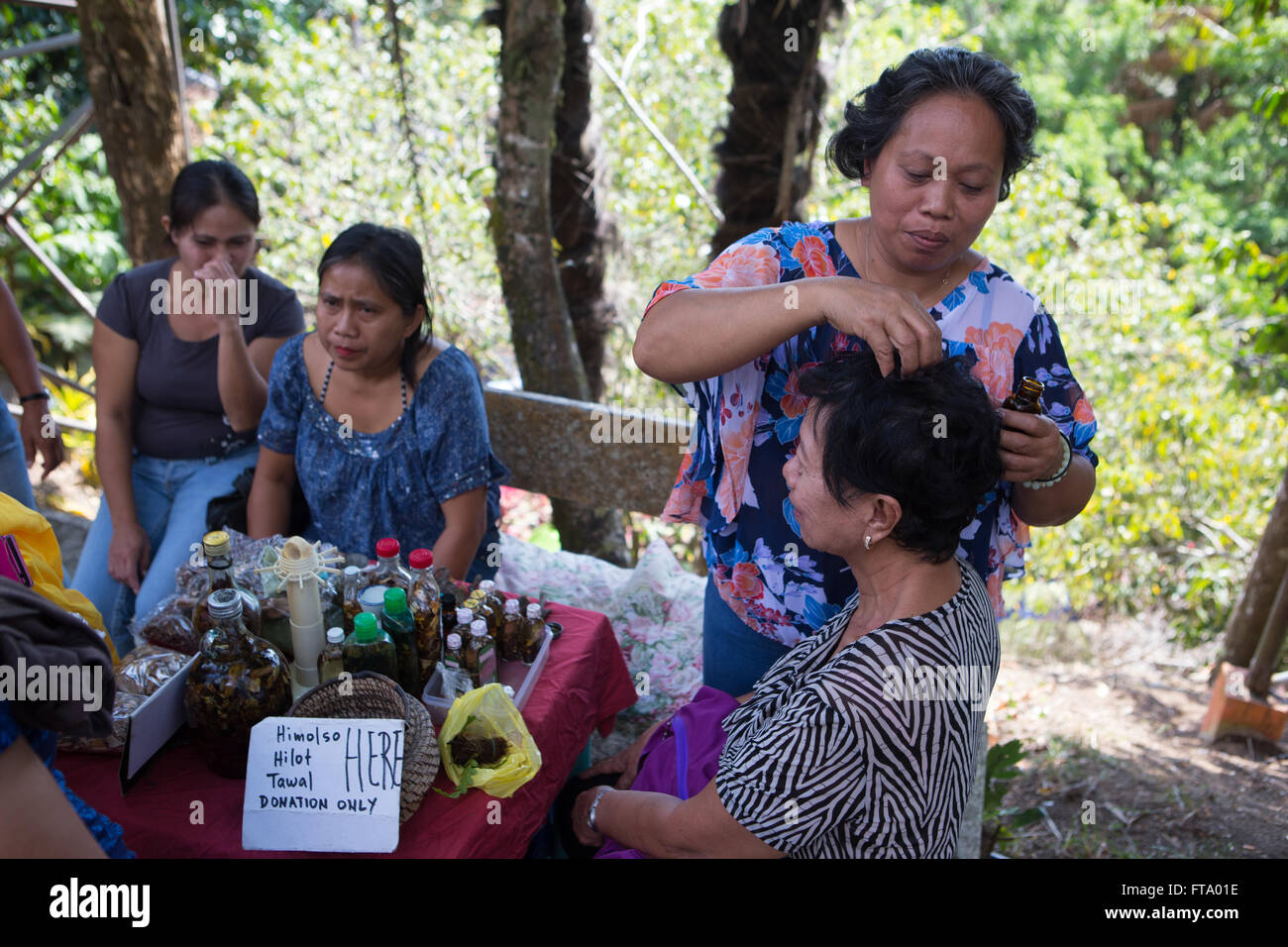 Le pratiche tradizionali essendo utilizzato dai guaritori sull isola di Siquijor,Filippine In occasione dell'annuale Festival di guarigione Foto Stock