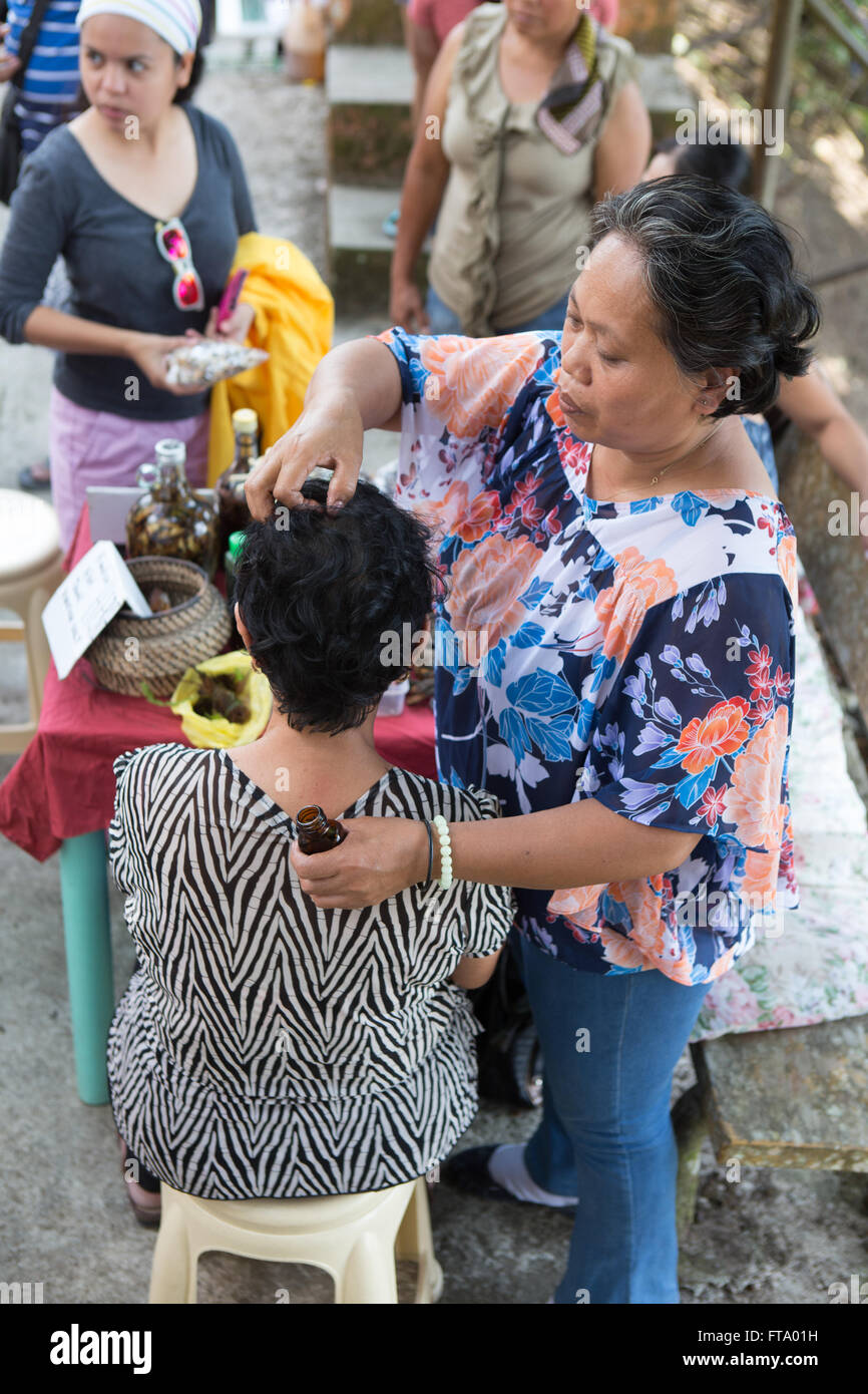 Le pratiche tradizionali essendo utilizzato dai guaritori sull isola di Siquijor,Filippine In occasione dell'annuale Festival di guarigione Foto Stock