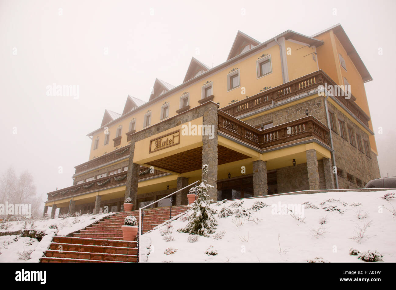 Lussuoso albergo di montagna nel periodo invernale Foto Stock