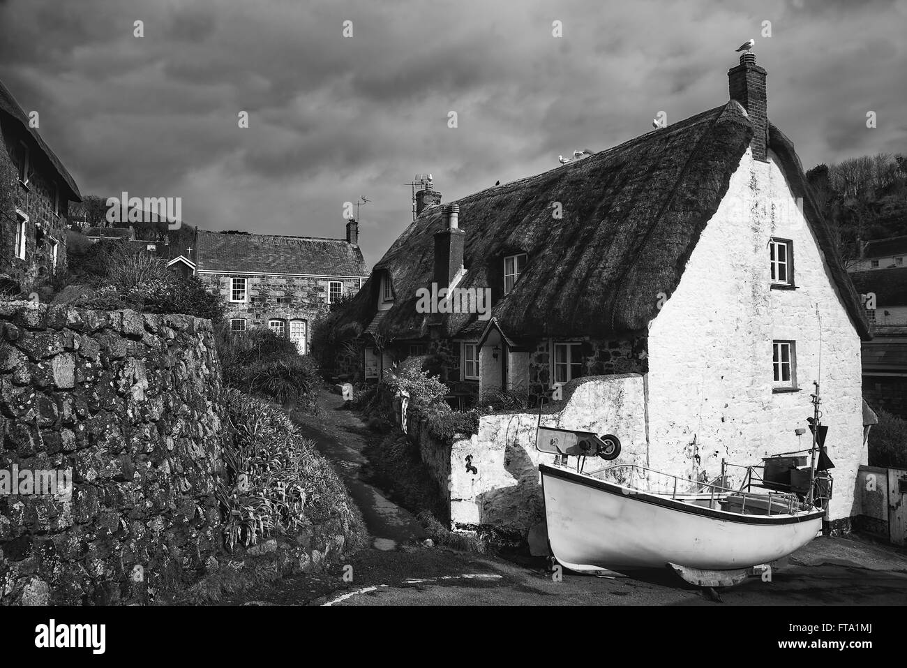Immagine in bianco e nero Inglese tradizionale con il vecchio villaggio di pescatori Foto Stock
