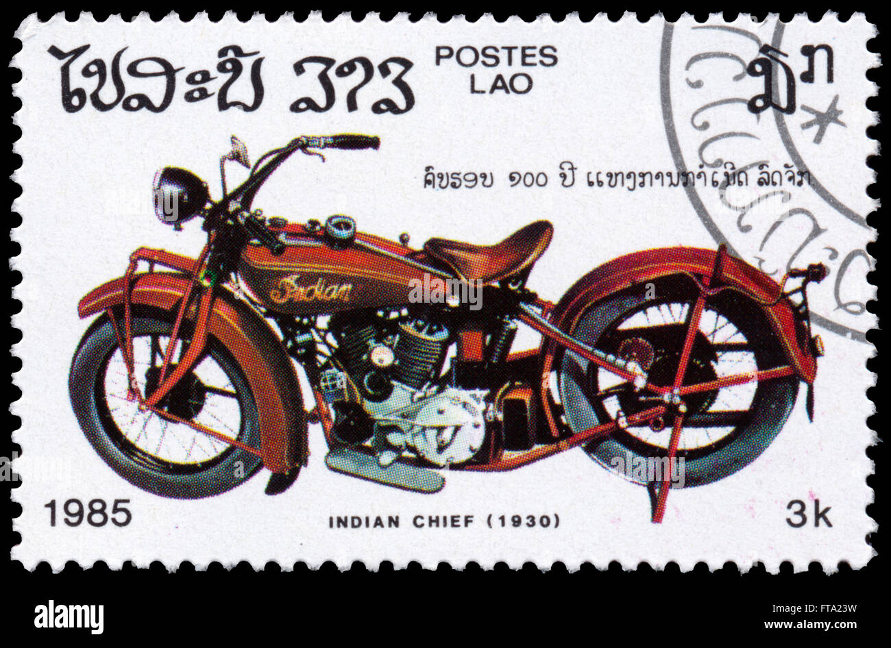 BUDAPEST, Ungheria - 18 marzo 2016: un timbro stampato in Laos da "Centenario della motocicletta in ' questione mostra un capo indiano, 193 Foto Stock