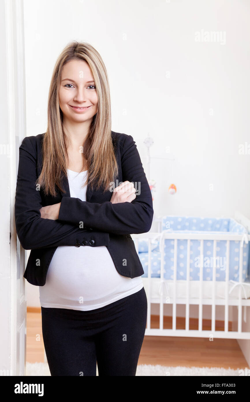 Ritratto di una gravidanza imprenditrice in attesa di un bambino Foto Stock
