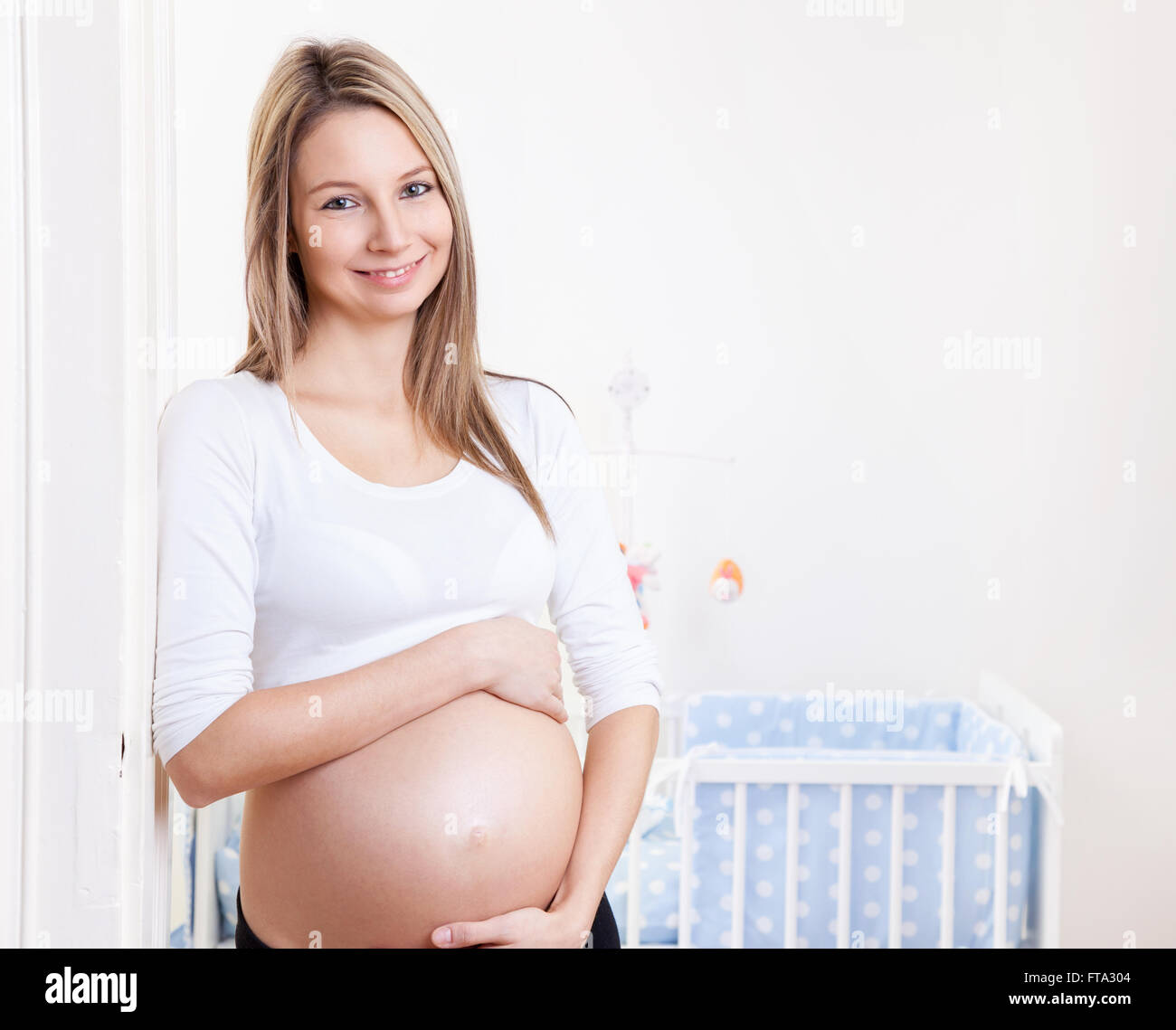 Giovani e felice donna incinta in attesa di un bambino Foto Stock