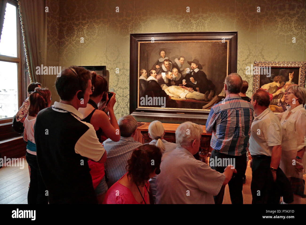 Ai visitatori di ammirare "La lezione di anatomia del dottor Nicolaes Tulp" da Rembrandt sul display nel Mauritshuis a L'Aia, Paesi Bassi. Foto Stock