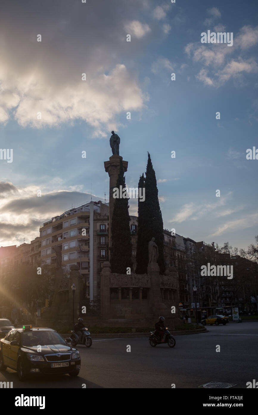 Statua di Jacint Verdaguer sulla colonna a Placa Mossen nel centro di Barcellona Foto Stock