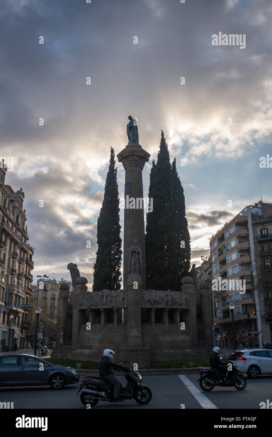 Statua di Jacint Verdaguer sulla colonna a Placa Mossen nel centro di Barcellona Foto Stock