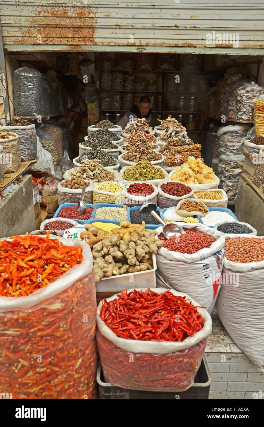 Una spezia stallo in un mercato coperto in Huangshan, Cina Foto Stock