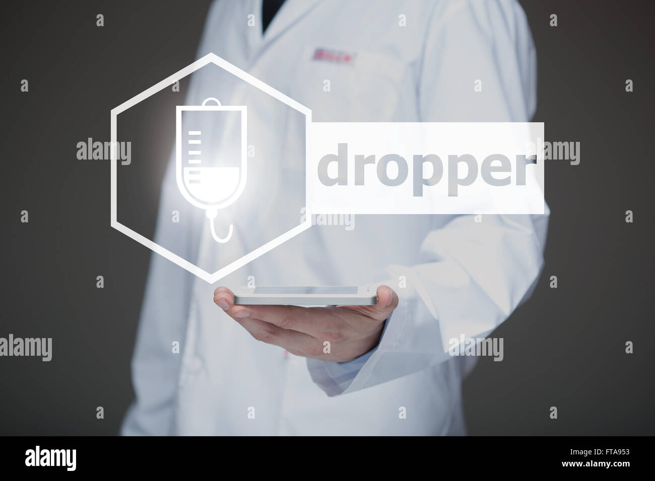 Medico che lavorano su uno schermo virtuale. La tecnologia medica concetto. dropper Foto Stock