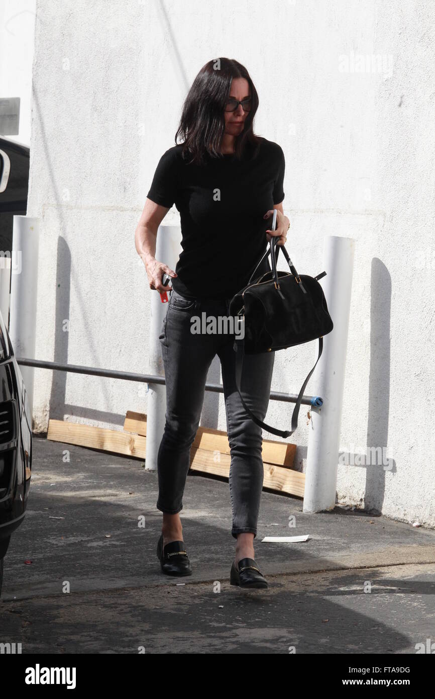 Courteney Cox è stato avvistato arrivando a Beniamino parrucchiere con: Courteney Cox dove: Beverly Hills, in California, negli Stati Uniti quando: 23 Feb 2016 Foto Stock