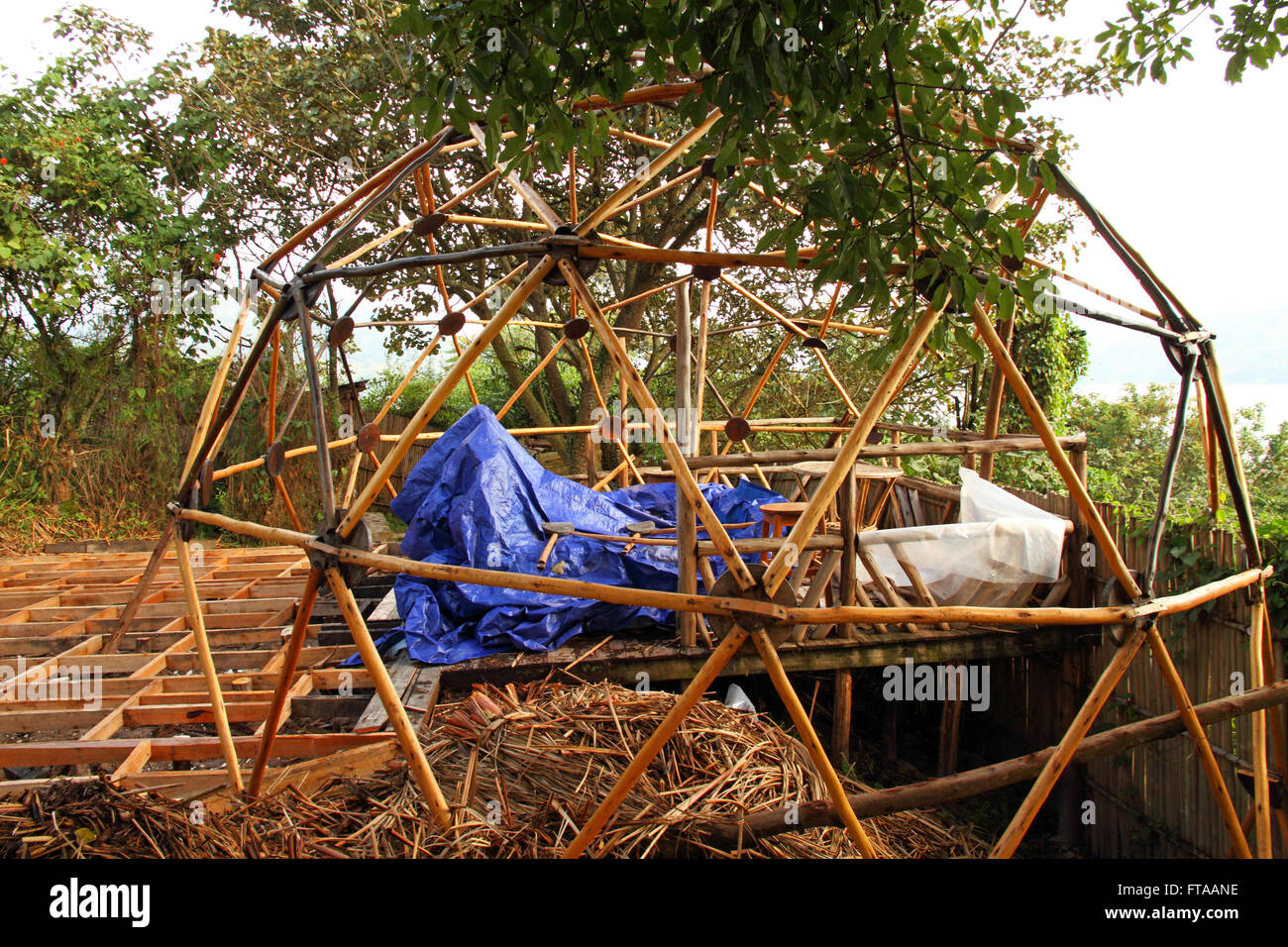 Un di legno a forma di cupola geodetica, destinato ad essere utilizzato come una camera per gli ospiti, è in costruzione. Foto Stock