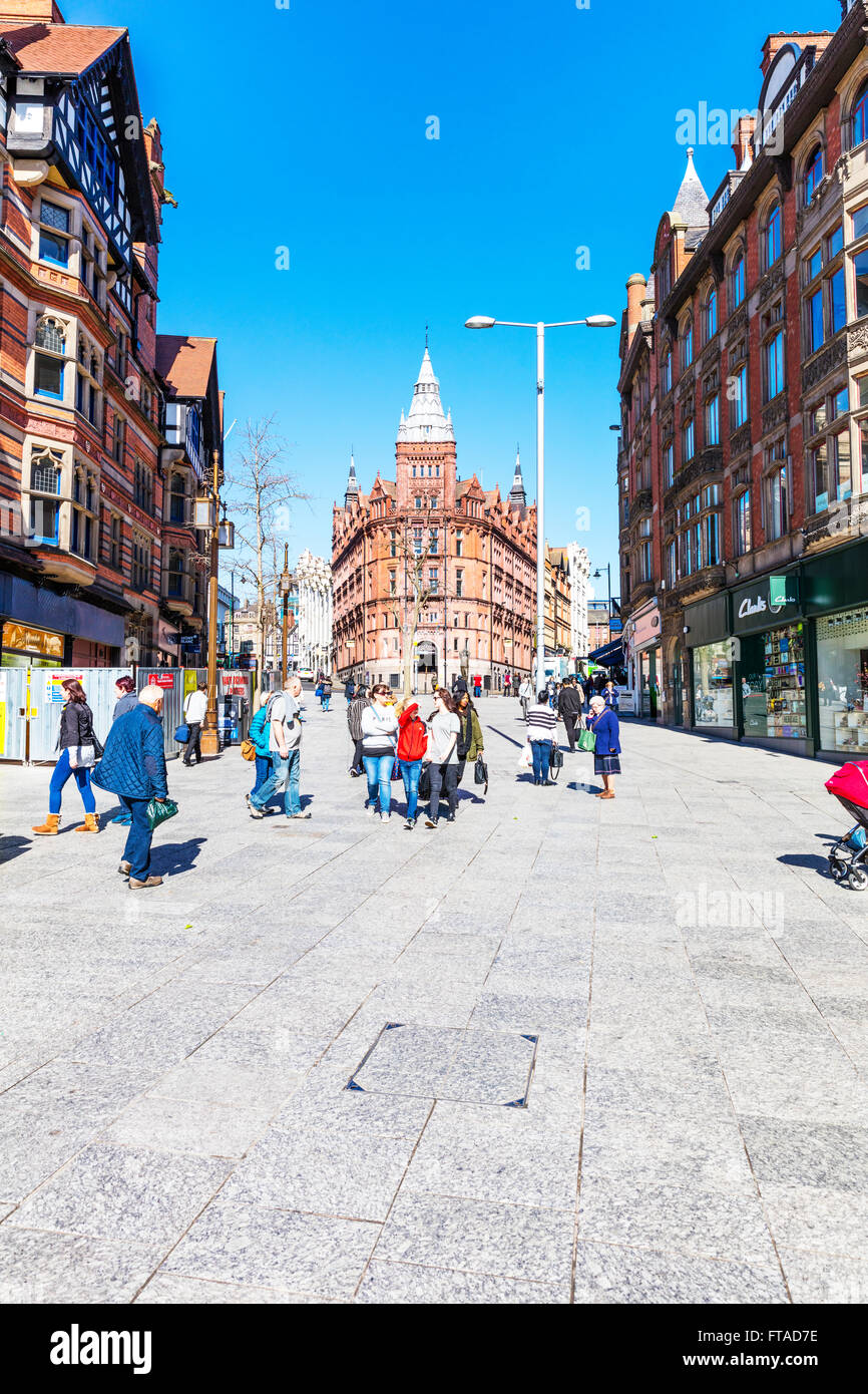 Nottingham City Centre Centre Regno Unito strade trafficate street negozi shoppers negozi shop store persone Inghilterra GB Nottinhamshire Foto Stock