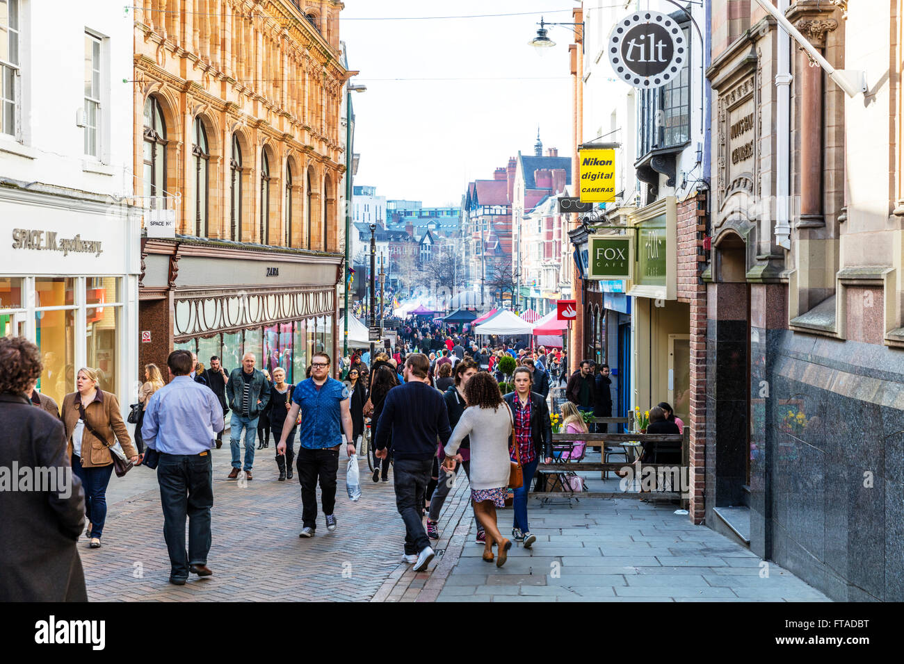 Nottingham City UK strade trafficate street negozi shoppers negozi shop store persone Inghilterra GB Nottinhamshire Foto Stock