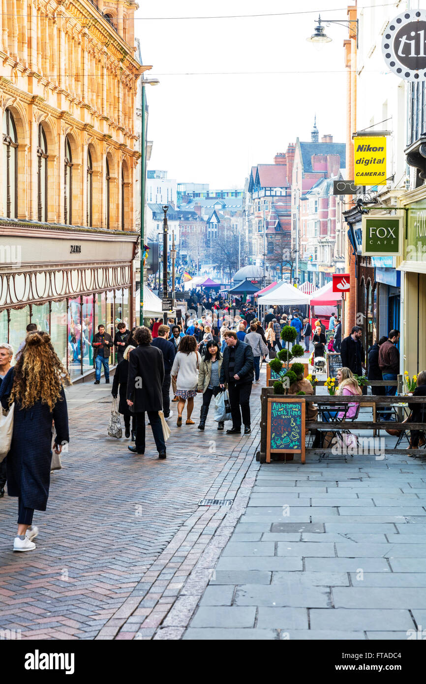 Nottingham City UK strade trafficate street negozi shoppers negozi shop store persone Inghilterra GB Nottinhamshire Foto Stock