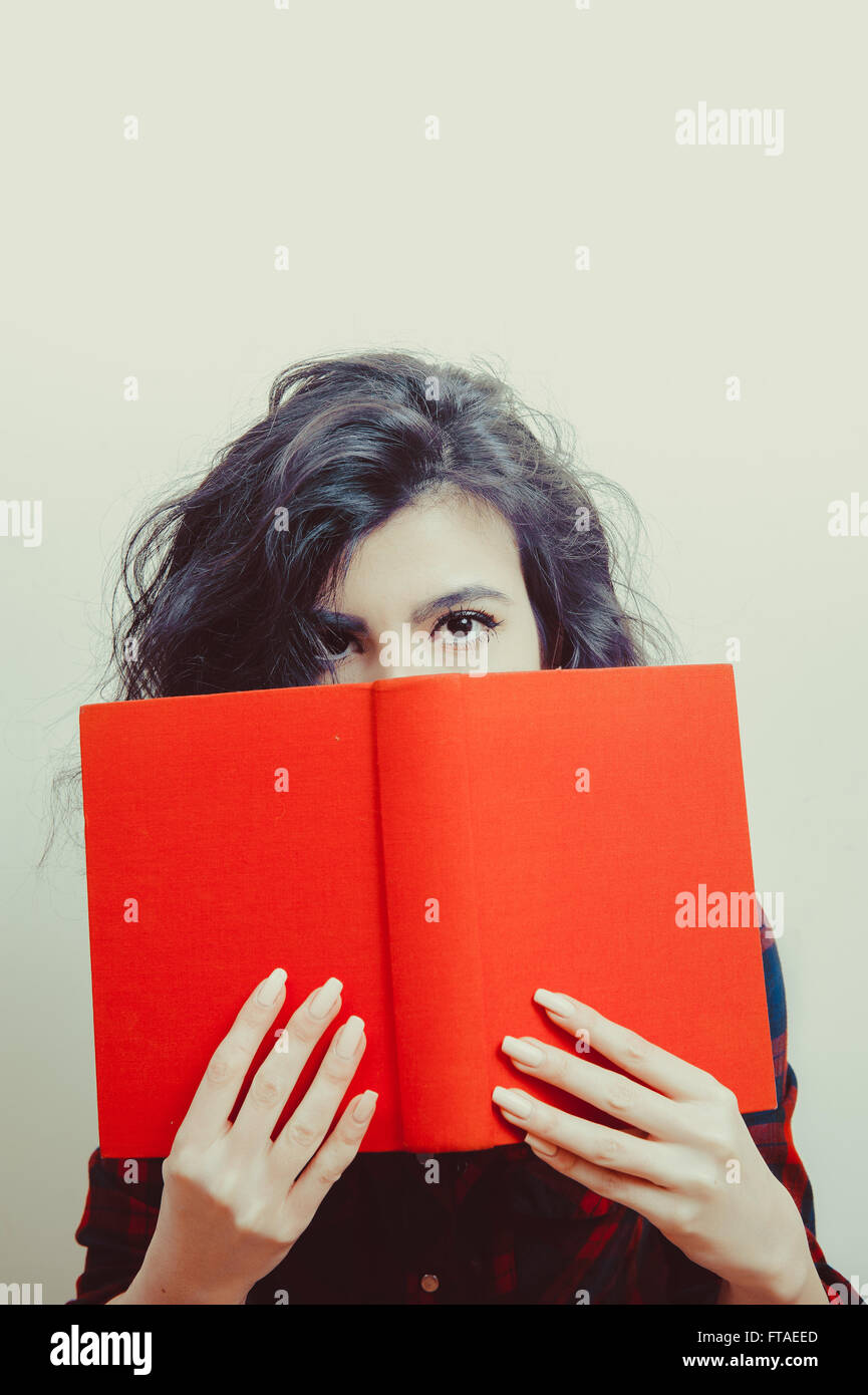 Donna giovane studente con libretto rosso su sfondo bianco Foto Stock