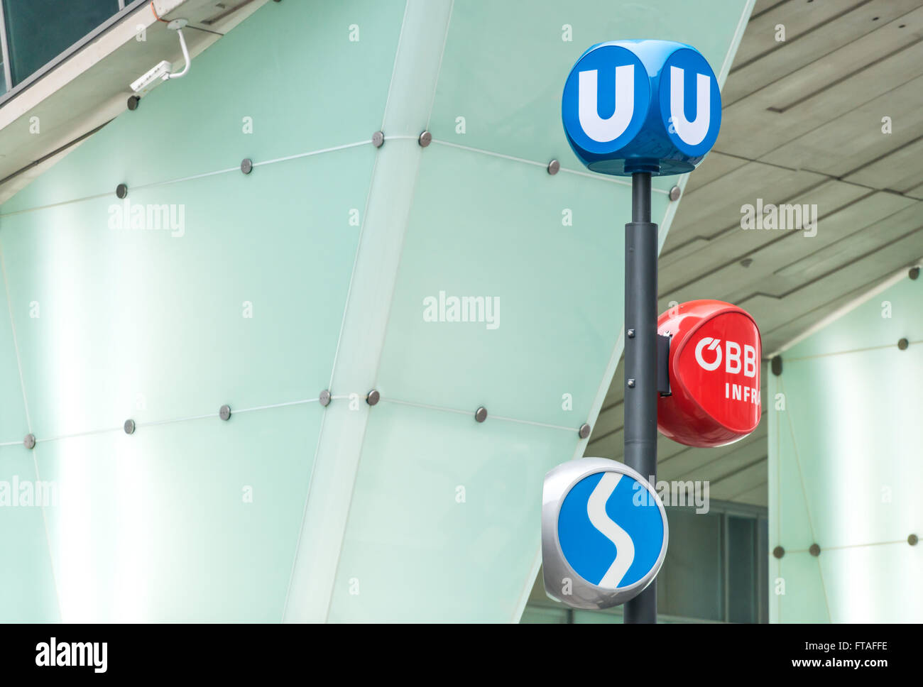 Hub di trasporto dalla stazione di Vienna, Austria. Tre segni di differenti sistemi di trasporti pubblici. Viaggiare in Europa. Foto Stock