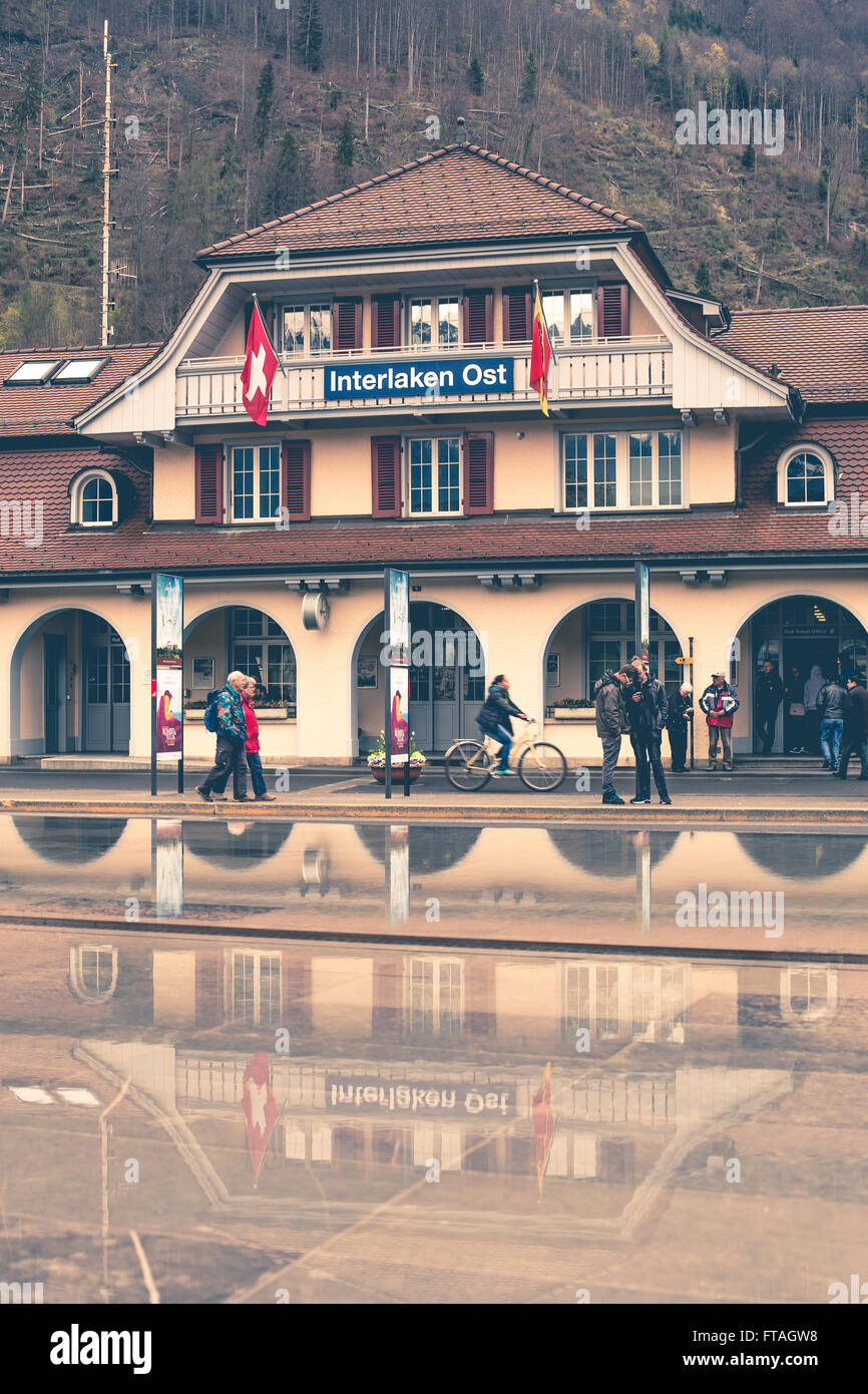 INTERLAKEN, Svizzera - 19 aprile: Interlaken Ost stazione ferroviaria su Aprile 19, 2015 in Interlaken. La stazione è stata precedentemente k Foto Stock