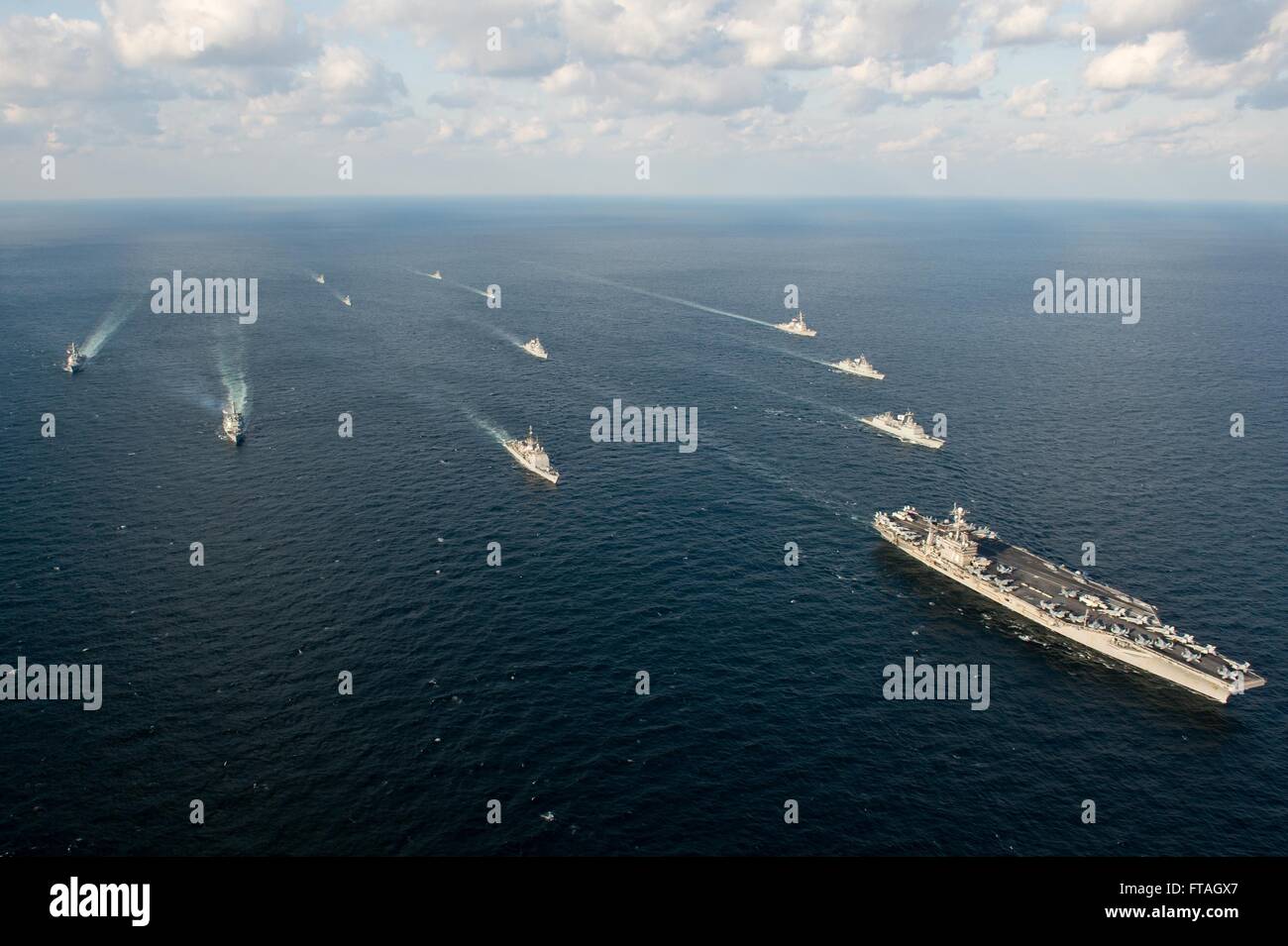 Stati Uniti La marina e la Corea del Sud navi della marina militare di piombo in nuclear super carrier USS John C. Stennis vela in formazione durante l'esercizio marittima contro le operazioni speciali vigore Marzo 24, 2016 nel Mar Giallo. Foto Stock