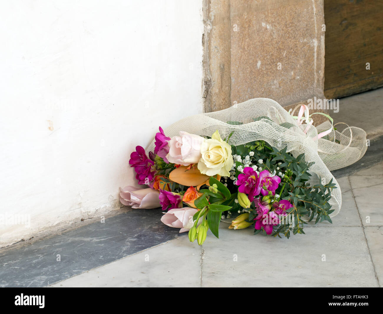 Bellissimi fiori all'esterno della Chiesa sulla terra. Jilted sposa forse? Foto Stock