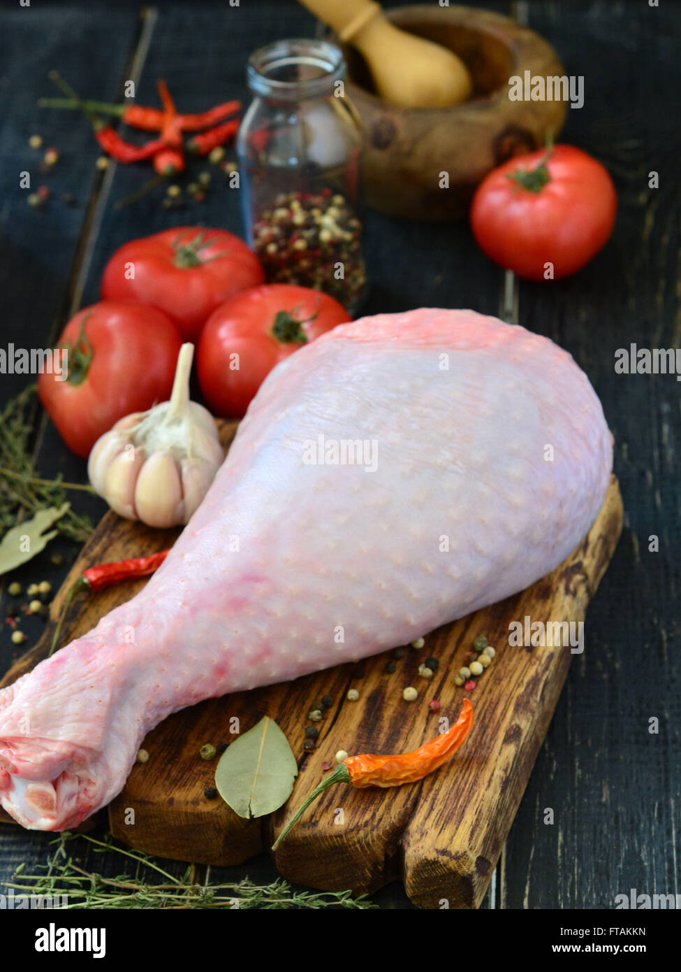 Tacchino fresco coscia su una tavola di legno Foto Stock